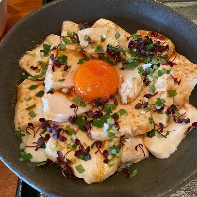 本日、スタートします！
初出勤記念に美味しいランチをご馳走になりました🐓🥚
ご馳走様です🫶🏻

#新宿ランチ #新宿グルメ #親子丼 #f4f #l4l