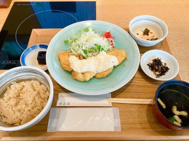 お客様とランチ😋
.
チキン南蛮定食

#銀座おぐ羅